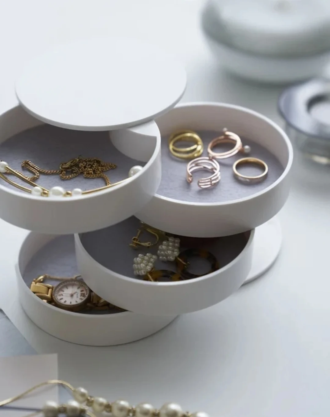 4 Bölməli Fırlanan Halqalı Orqanayzer – 10x10.5 sm, Qapaqlı, Tozdan Qoruyan, Zinət Əşyaları və Aksesuarlar üçün Silindrik Saxlama Qutusu